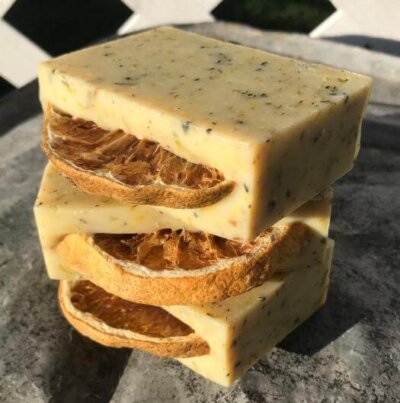 Savon aux huiles essentielles de citron, romarin et lait de chèvre